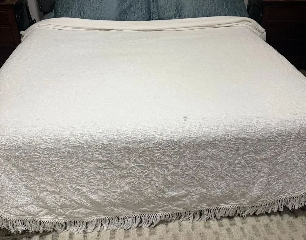 Vintage Bates Matelasse Bedspread Full/Double Ivory Medallion Made USA